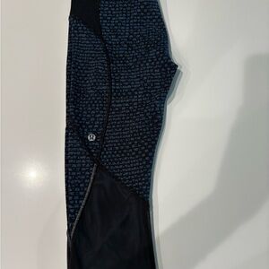 Lululemon Women's Side Mesh & Pockets Reflective Blue Black Capri Leggings Sz 4
